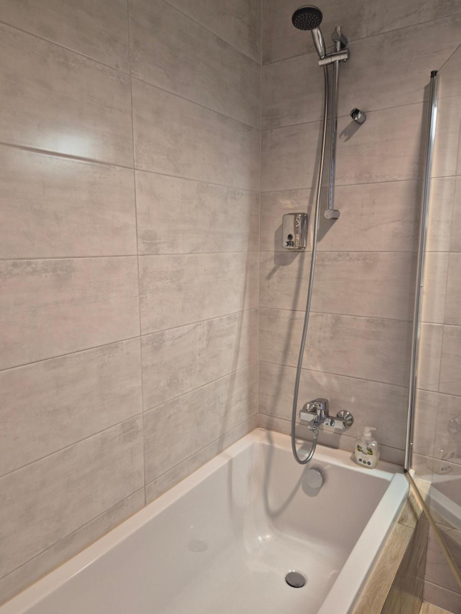 Apartament Wsrod 1000Cy Swiatel - Z Parkingiem W Hali Garazowej- Duzy Balkon Z Lezakami - Piekny Widok Noca Na Panorame Tysiaclecia Катовице Екстериор снимка
